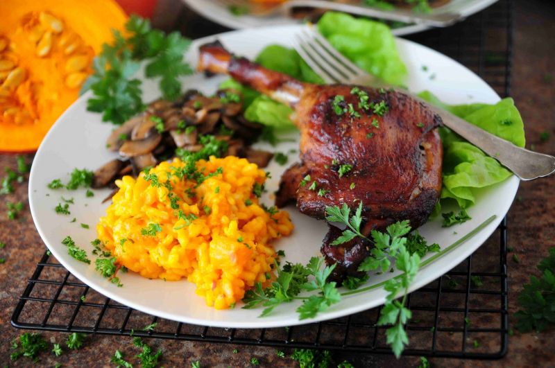 Gęsie udka z dynią  i pieczarkami