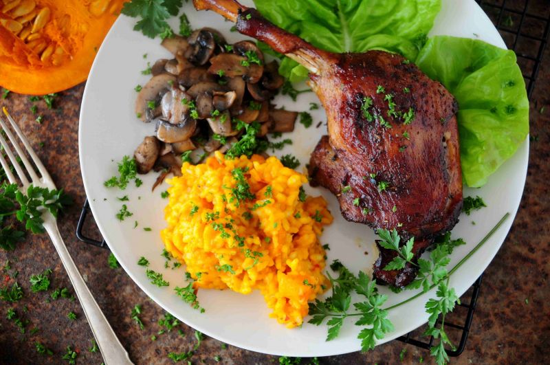 Gęsie udka z dynią  i pieczarkami