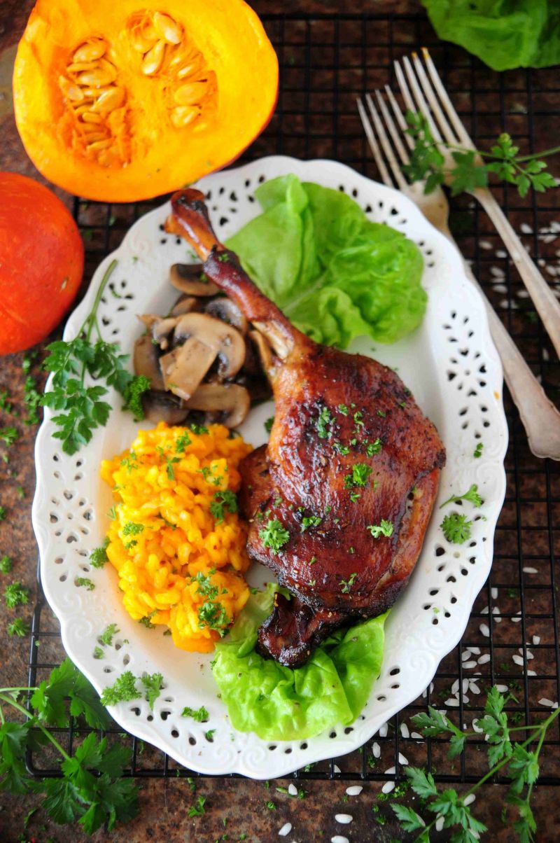 Gęsie udka z dynią  i pieczarkami