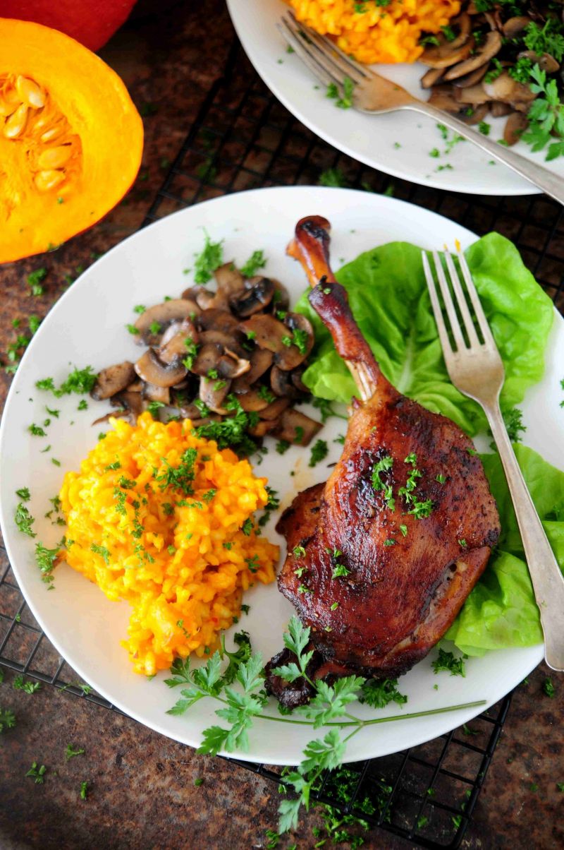 Gęsie udka z dynią  i pieczarkami