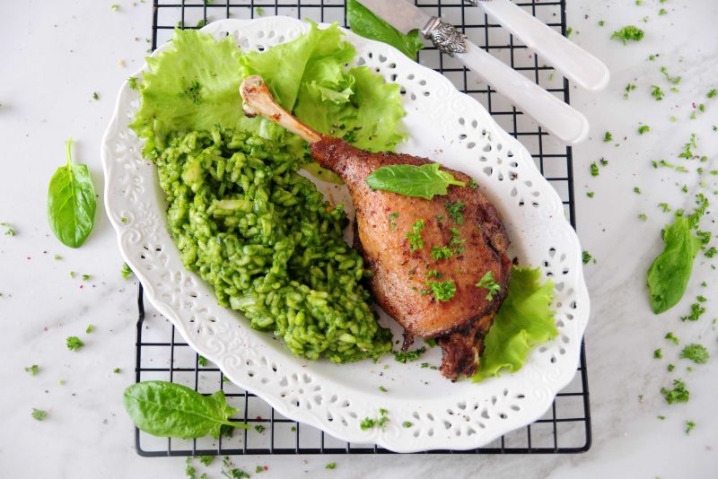 Gęsie udka z szpinakowym risotto
