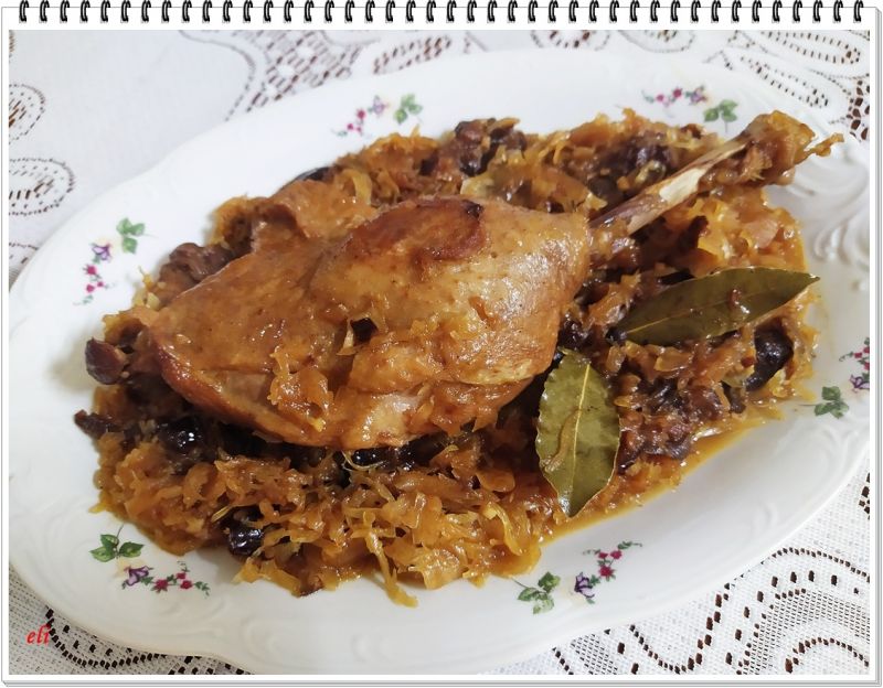 Gęsie udo Eli duszone w kapuście ze śliwkami 