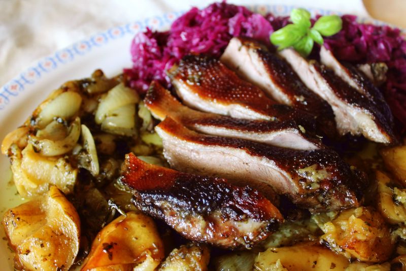 Gęsina w majeranku pieczona z jabłkami