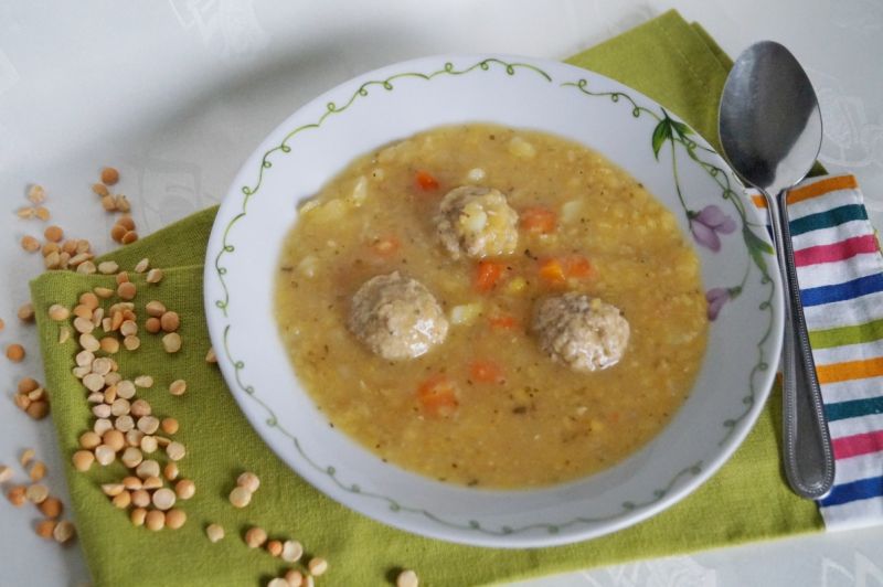 Gęsta grochówka z pulpecikami wieprzowymi Gęsta grochówka z pulpecikami wieprzowymi