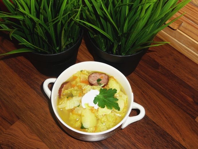 Gęsta zupa z kapusty włoskiej z kiełbasą