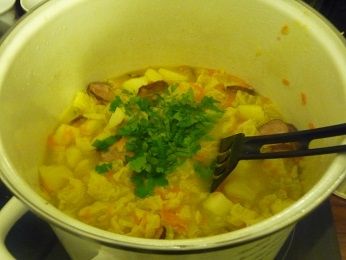 Gęsta zupa z kapusty włoskiej z kiełbasą