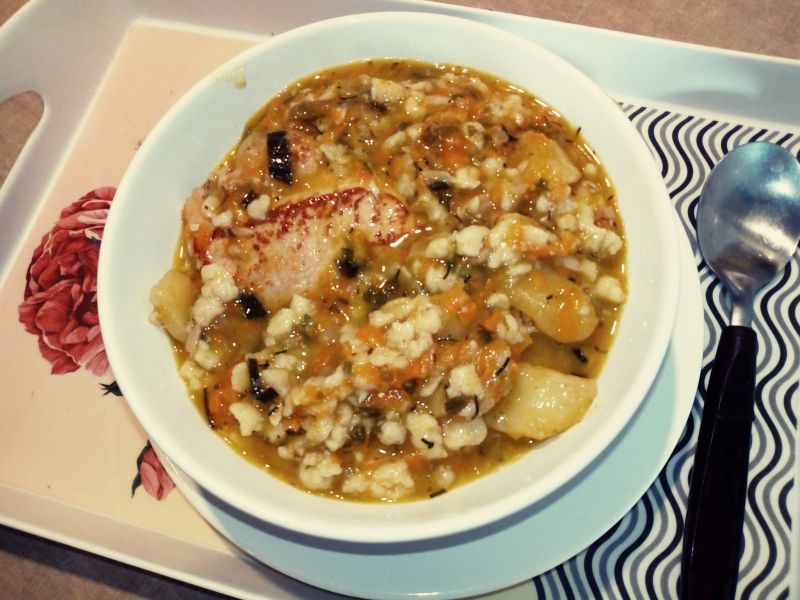 Gęsta zupa zacierkowa