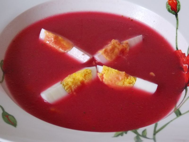 Gęsty barszcz czerwony z jajkiem