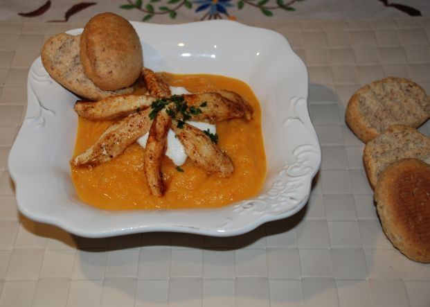 Gęsty krem z dyni z kurczakiem i grzankami Gęsty krem z dyni z kurczakiem i grzankami