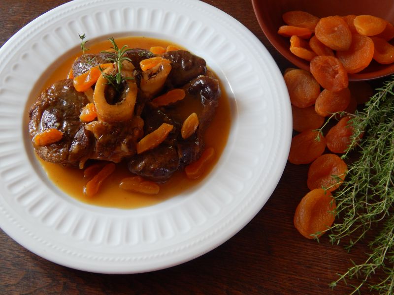 Gicz wołowa w cydrze z morelami Gicz wołowa w cydrze z morelami