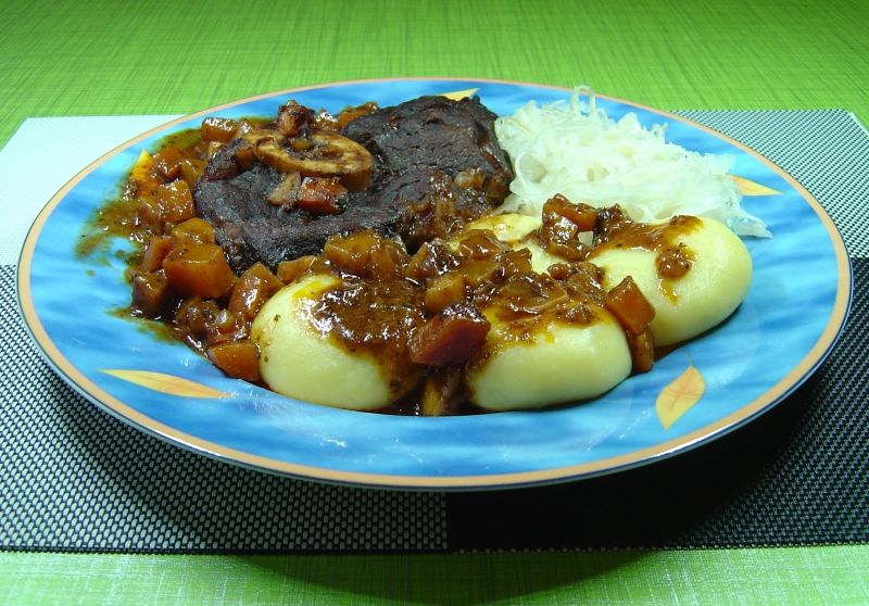 Gicz wołowa z glazurowanymi warzywami Gicz wołowa z glazurowanymi warzywami