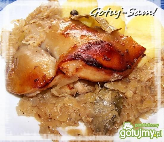 Glazurowana golonka na  kapuście