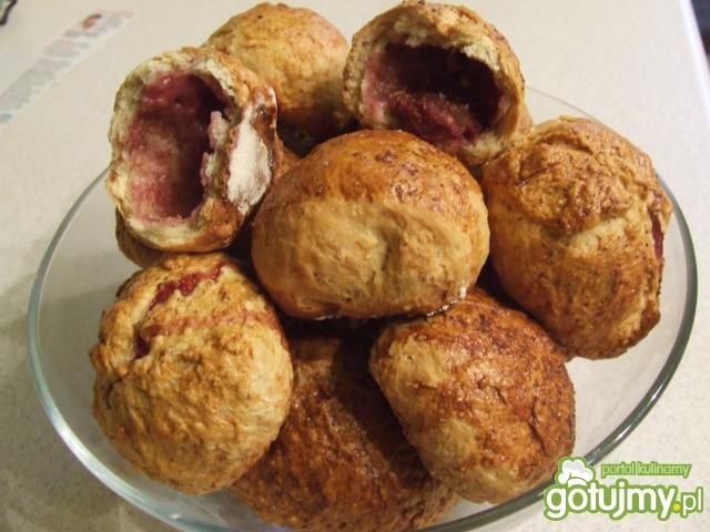 Glazurowane bułeczki ze śliwkami