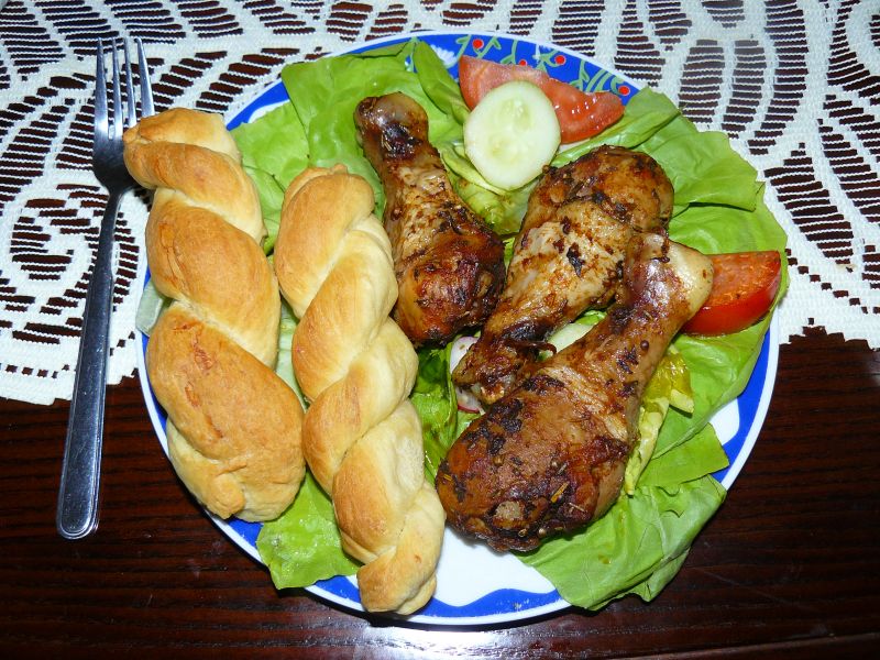 Glazurowane pałki z kurczaka na sałacie  Glazurowane pałki z kurczaka na sałacie