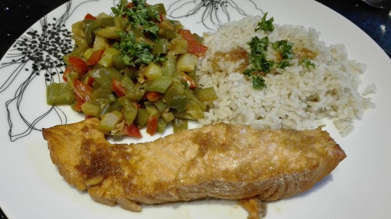 Glazurowany łosoś imbirowo-miodowy z warzywami