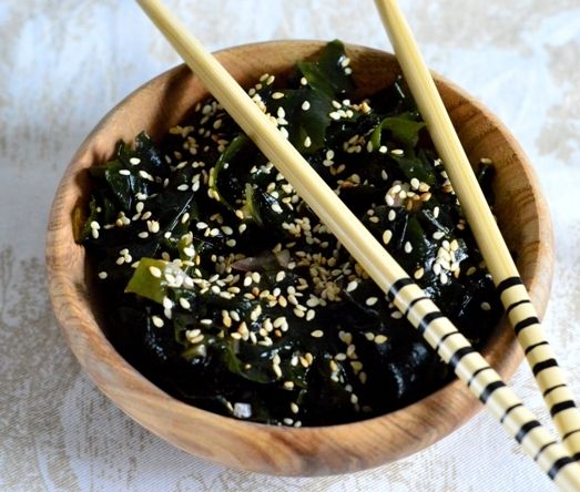 Glony wakame w sezamowej marynacie Glony wakame w sezamowej marynacie