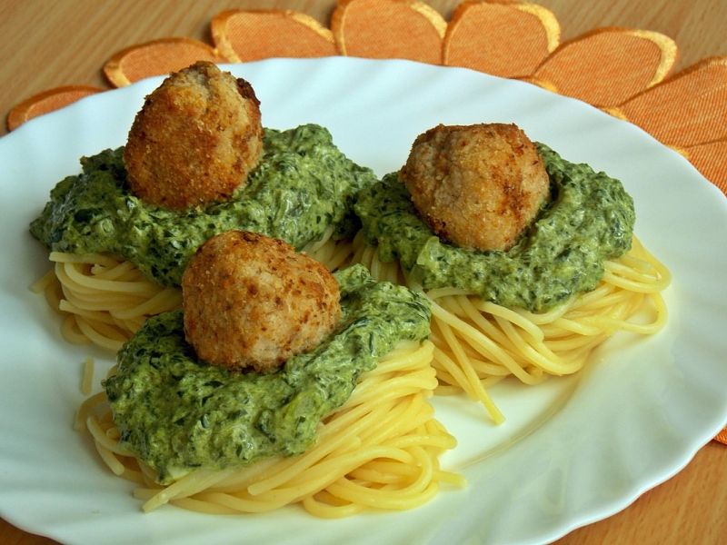 Gniazda ze szpinakiem i pulpecikami Gniazda ze szpinakiem i pulpecikami