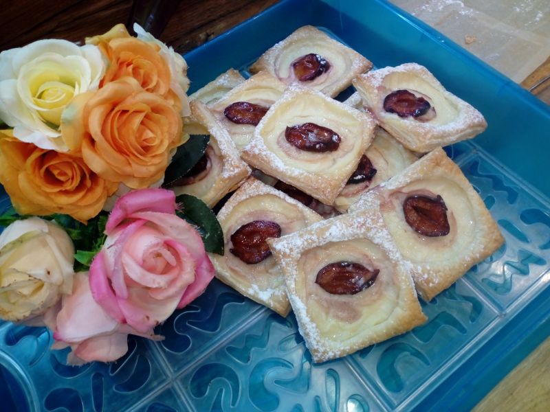 Gniazdka francuskie z budyniem i śliwką Gniazdka francuskie z budyniem i śliwką