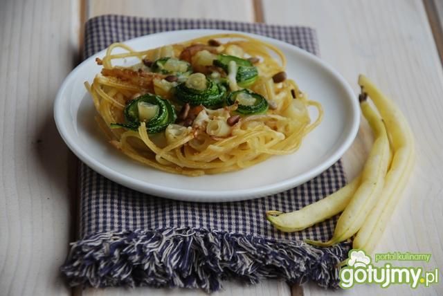 Gniazdka makaronowe z cukiniowymi różycz