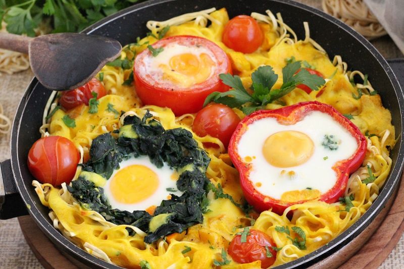 Gniazdka w makaronie pod beszamelem z dynią