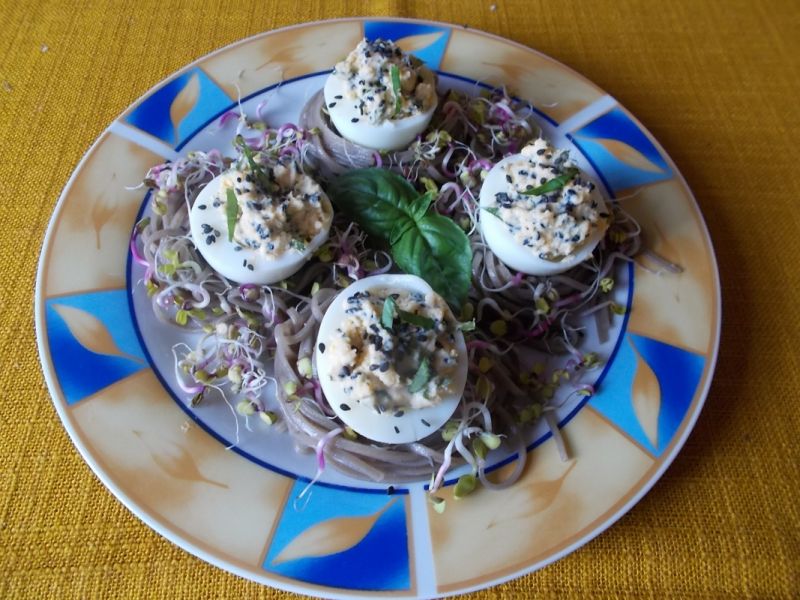 Gniazdka z makaronu gryczanego i dodatków