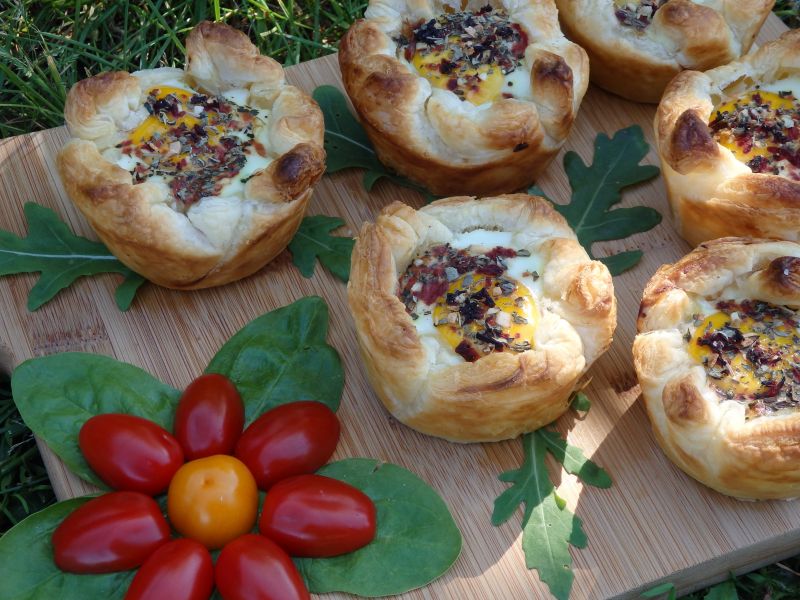 Gniazdka ze szpinakiem i jajkiem