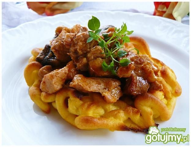 Gniazdo ziemniaczane z gulaszem Gniazdo ziemniaczane z gulaszem