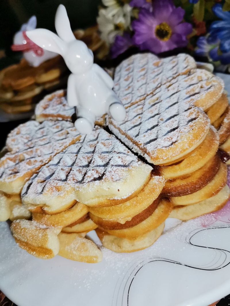 Gofrowy torcik ze swojskim dżemem truskawkowym