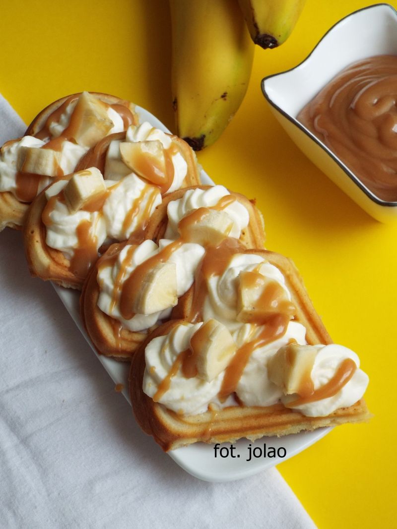 Gofry bananowe z bitą śmietaną Gofry bananowe z bitą śmietaną