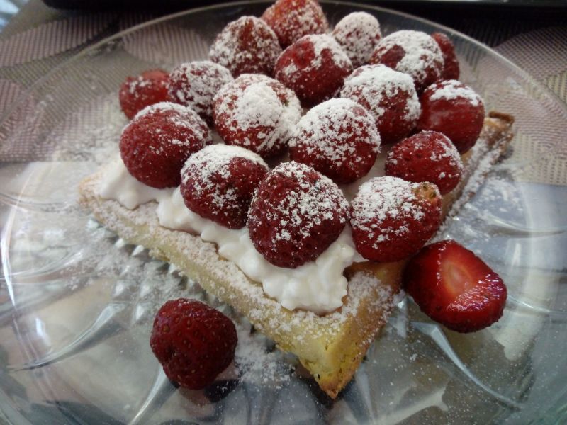 Gofry bananowe z truskawkami i serkiem