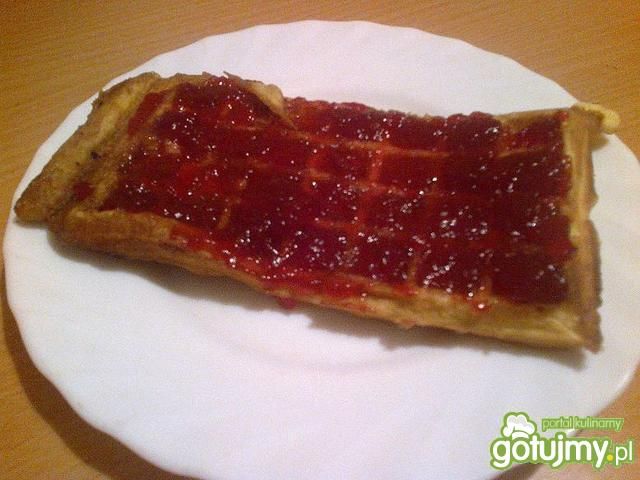 Gofry biszkoptowe z dżemem wiśniowym Gofry biszkoptowe z dżemem wiśniowym