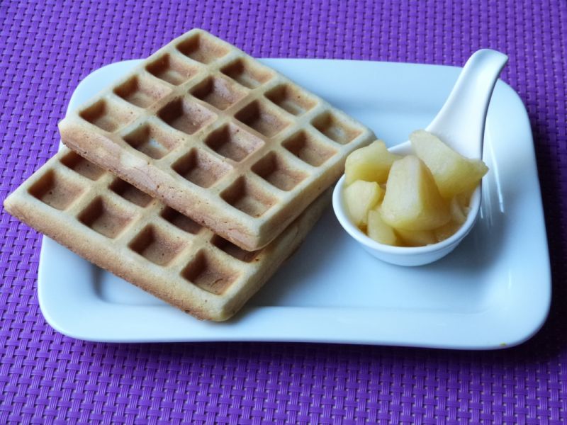 Gofry cynamonowe z prażonymi jabłkami Gofry cynamonowe z prażonymi jabłkami