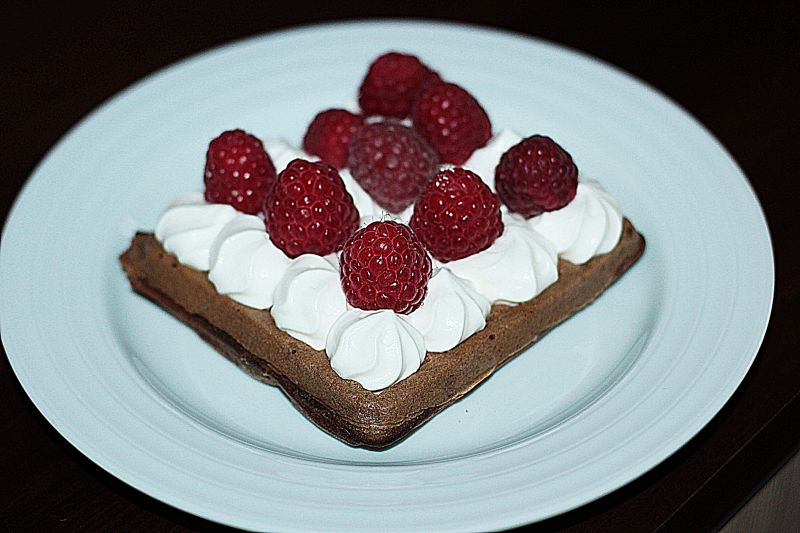 Gofry czekoladowe ze śmietaną i malinami 