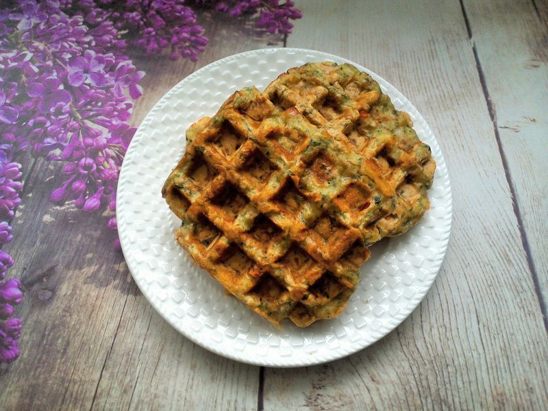 Gofry jajeczno - szpinakowe z warzywami, wędliną