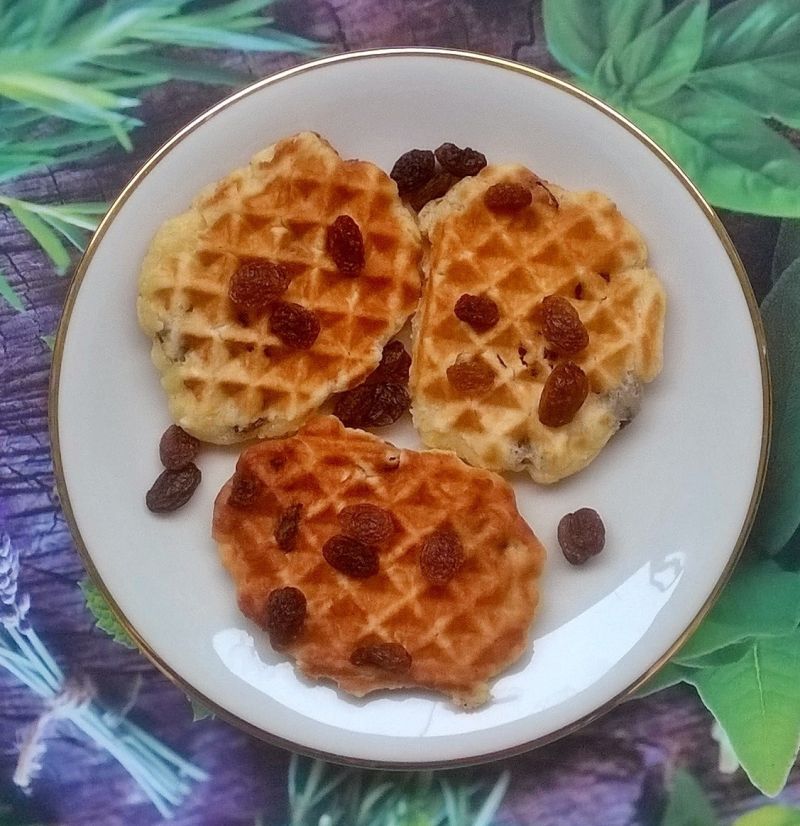 Gofry jogurtowe z rodzynkami Gofry jogurtowe z rodzynkami