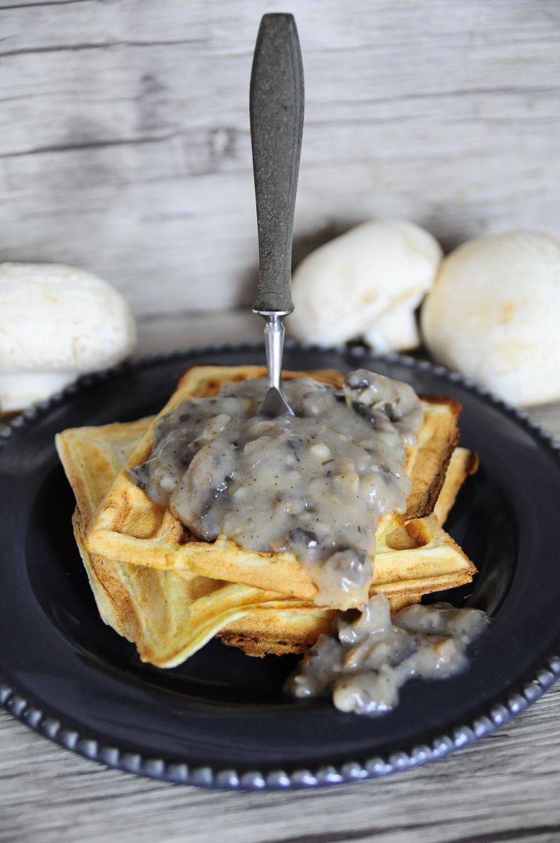 Gofry kalafiorowe z sosem pieczarkowym