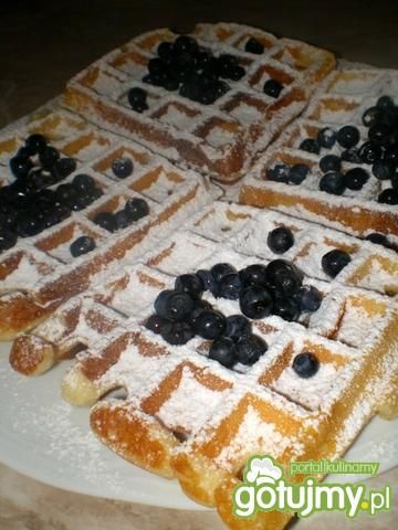 Gofry kefirowe z jagodami