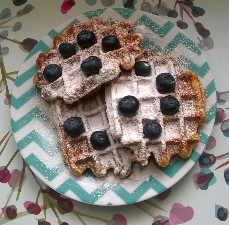 Gofry orkiszowo - dyniowe z płatkami i miodem