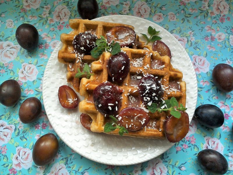 Gofry pszenno - żytnie z karmelizowanymi śliwkami