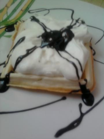 Gofry z bitą śmietaną i czekoladą