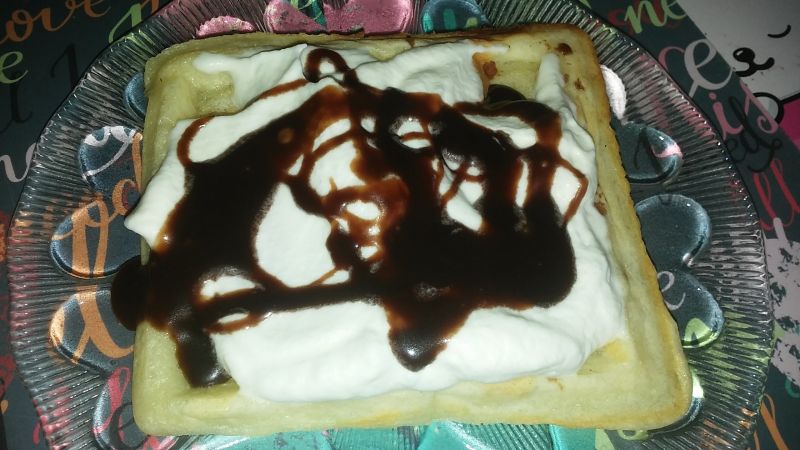 Gofry z bitą śmietaną i czekoladą Gofry z bitą śmietaną i czekoladą