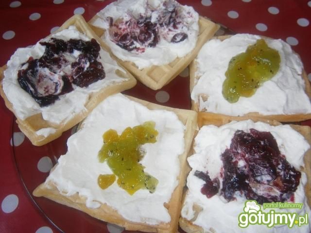 Gofry z bitą śmietaną i dżemem Gofry z bitą śmietaną i dżemem