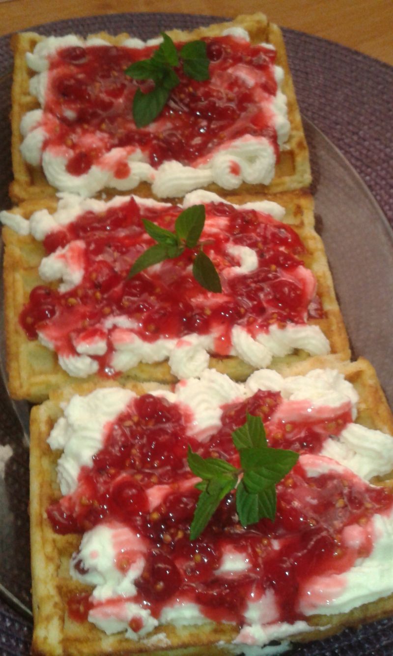 Gofry z bitą śmietaną i musem śliwkowym Gofry z bitą śmietaną i musem śliwkowym