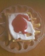 Gofry z bitą śmietaną i musem truskawkowym