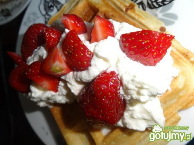 Gofry z bitą śmietaną i truskawkami Gofry z bitą śmietaną i truskawkami