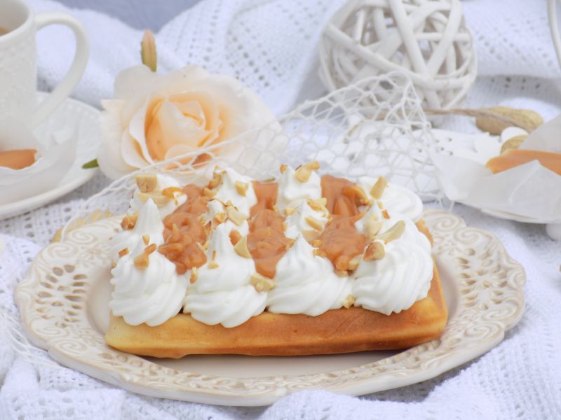 Gofry z bitą śmietaną, sosem krówkowym, orzeszkami