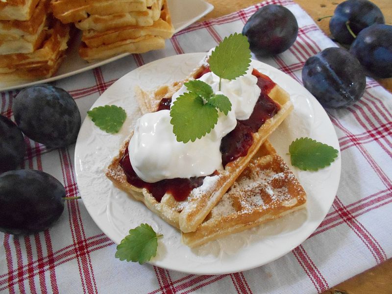 Gofry z cynamonowymi śliwkami