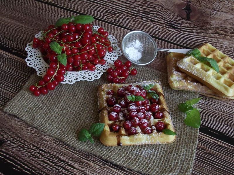 Gofry z czerwonymi porzeczkami z nutą czekolady Gofry z czerwonymi porzeczkami z nutą czekolady