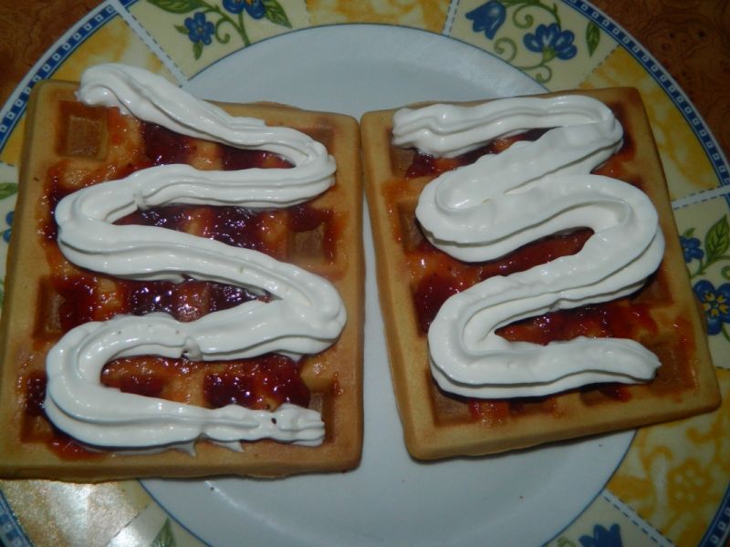 Gofry z dżemem i bitą śmietaną Gofry z dżemem i bitą śmietaną