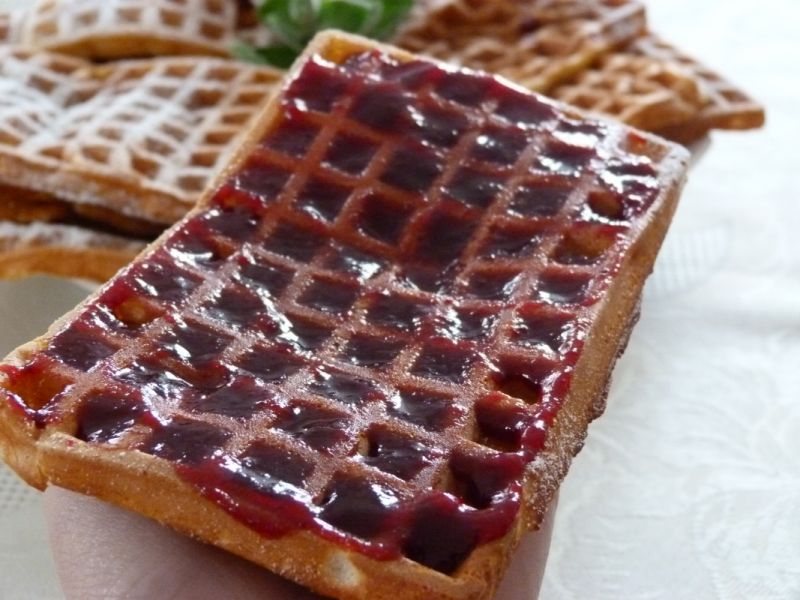 Gofry z dżemem truskawkowo-malinowym Gofry z dżemem truskawkowo-malinowym